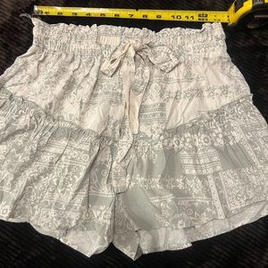 ILLA ILLA Shorts size M.